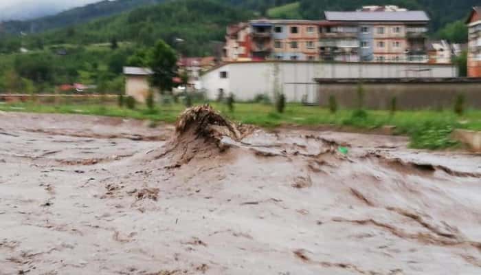 Circulaţia rutieră, închisă pe Valea Jiului, din cauza unei viituri